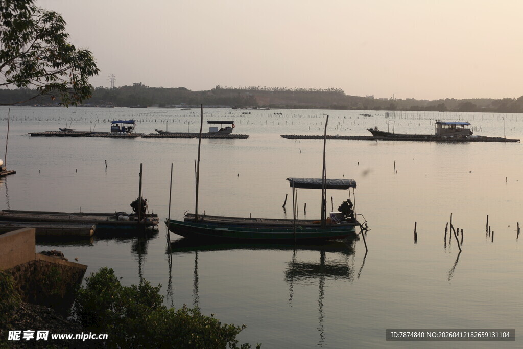 湛江湖畔小船静谧景象