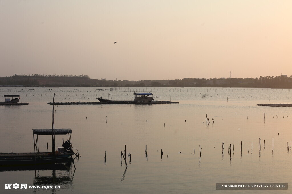 湛江黄昏下宁静的湖面景象