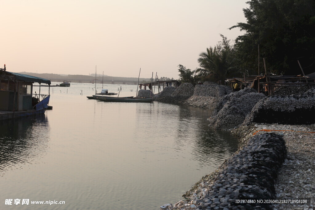 湛江黄昏河畔停泊的船只景象