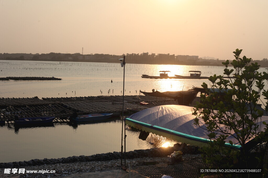 湛江夕阳下的河畔码头景致