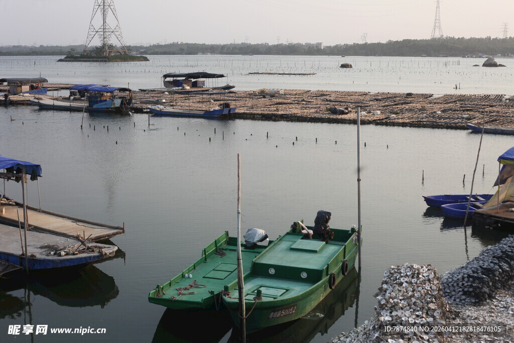 湛江宁静港湾停泊多艘船只