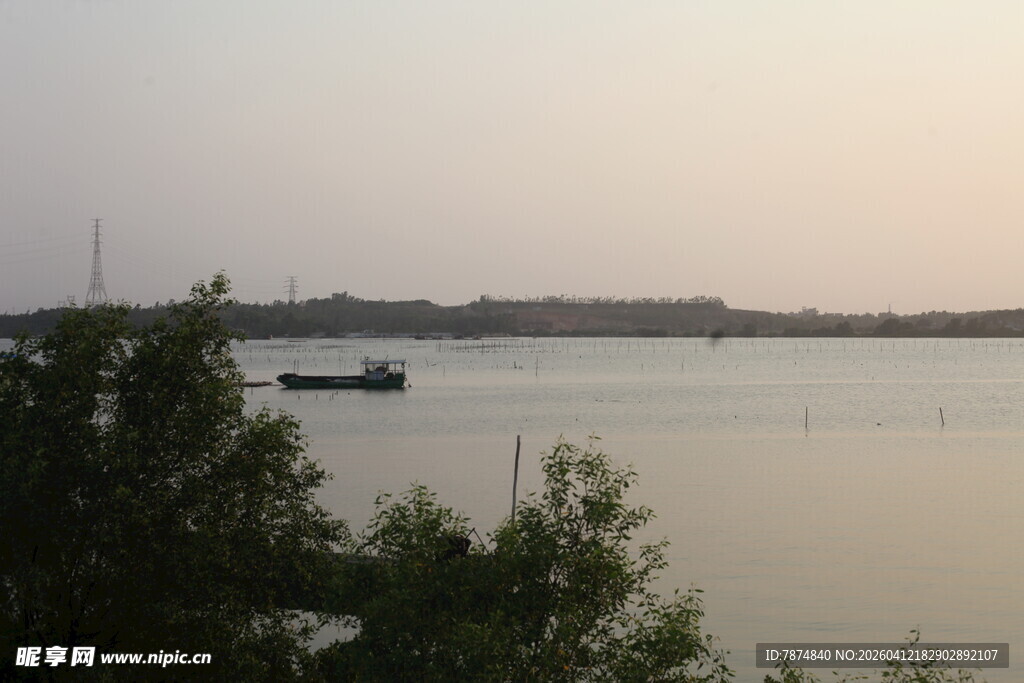 湛江黄昏湖畔船只静景