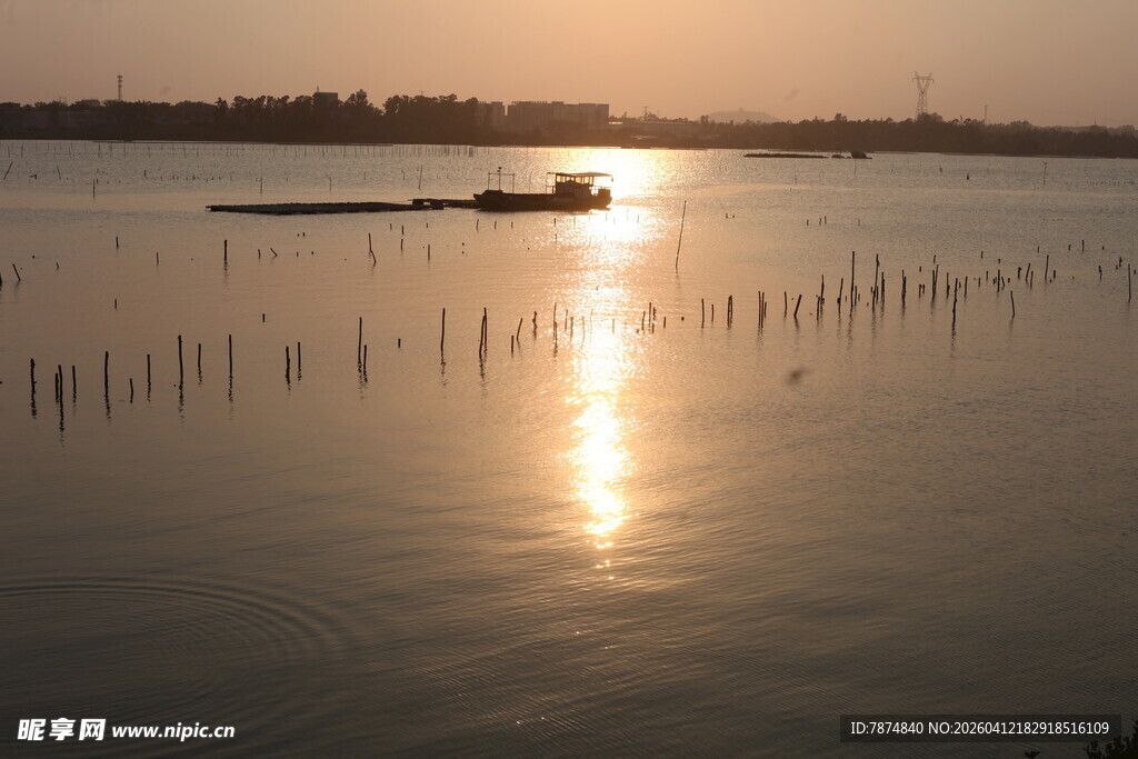 湛江夕阳下的宁静湖面与小船