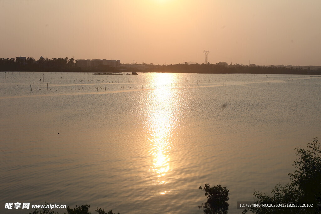 湛江夕阳下波光粼粼的平静湖面