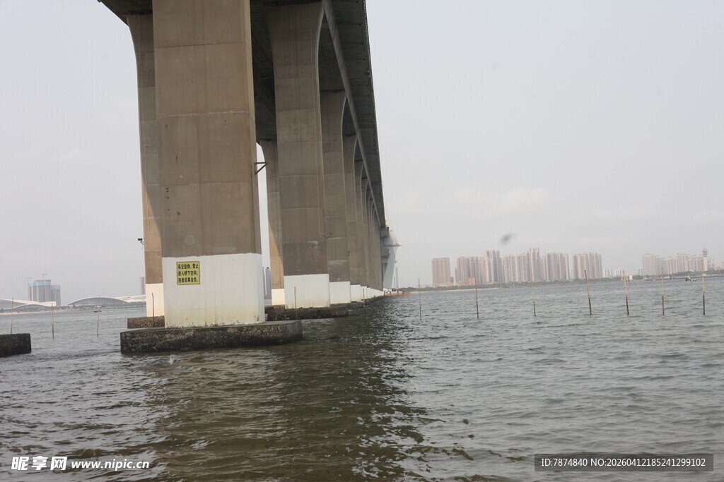 湛江江边大桥桥墩特写