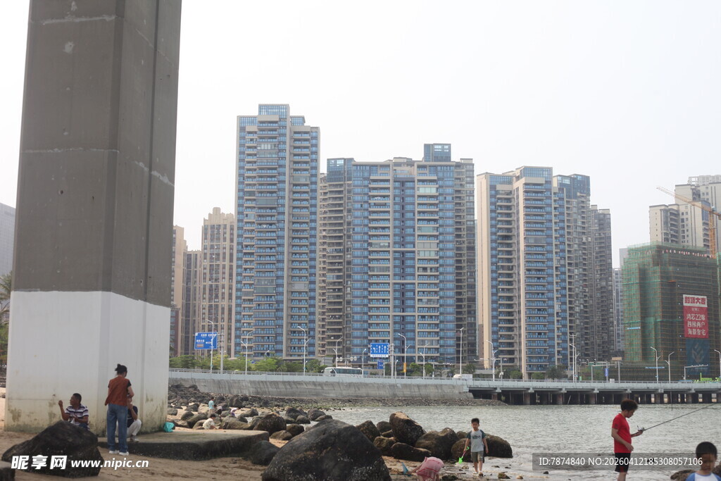 湛江江边城市风光与休闲人群