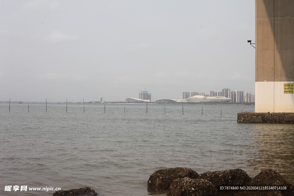 湛江海边桥梁下的宁静水域