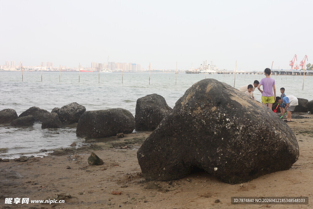 湛江海边大石旁的悠闲场景