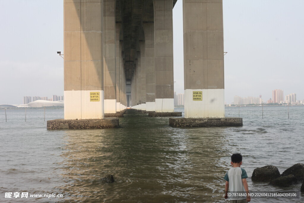 湛江桥下观水的人