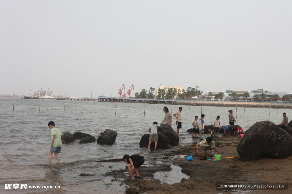 湛江海边人群嬉戏玩耍场景