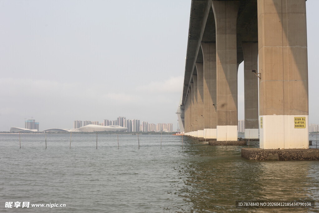 湛江大桥桥墩下的水域景观