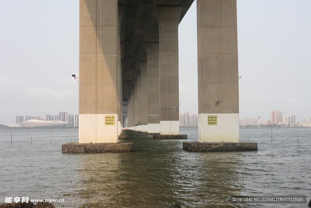 湛江桥墩屹立于水面的大桥