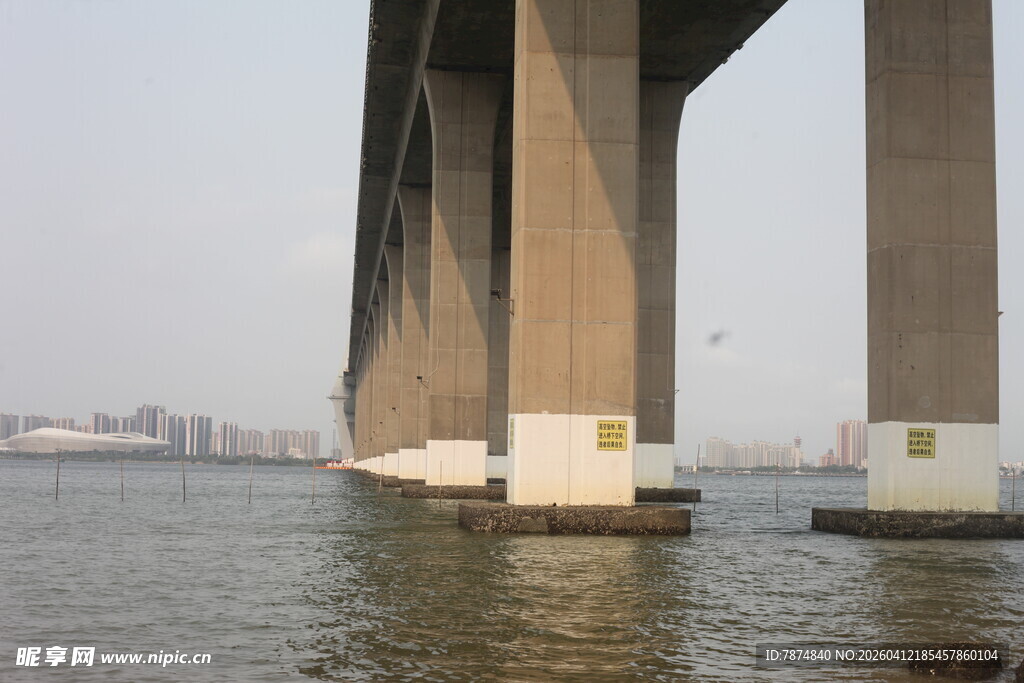 湛江跨江大桥下的壮阔水域