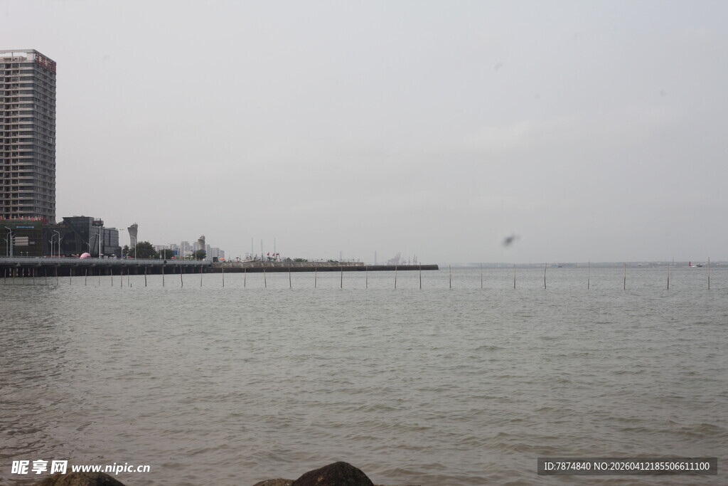 湛江海滨高楼与辽阔海面景色