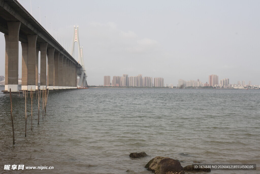 湛江海上大桥与远处城市景观