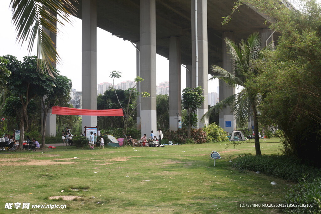 湛江桥下绿地休闲场景