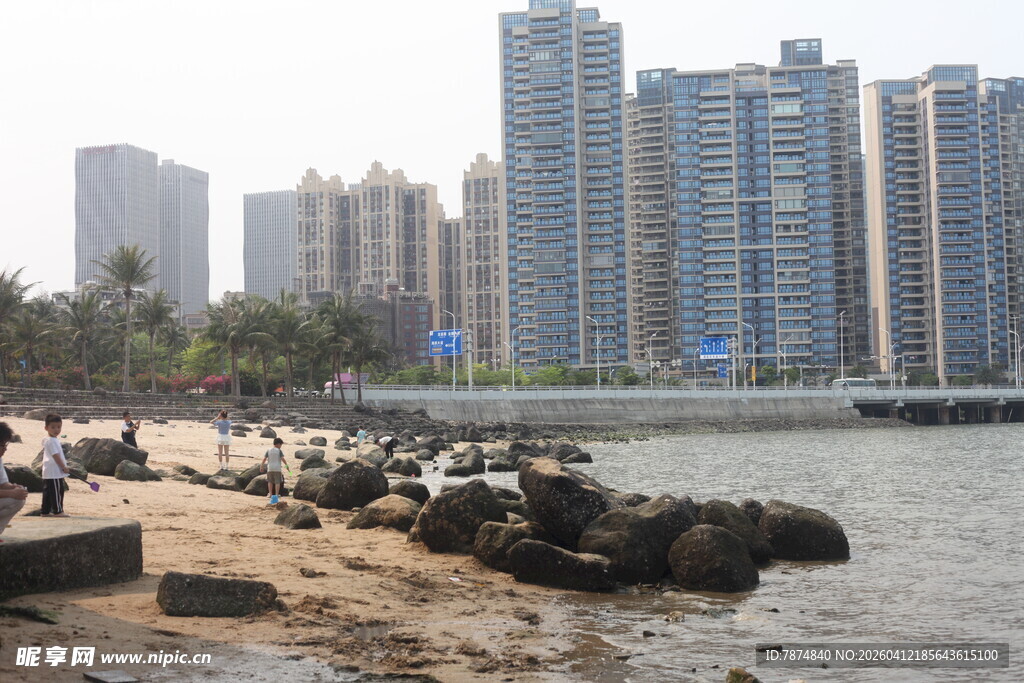 湛江海滨城市风光 沙滩与高楼