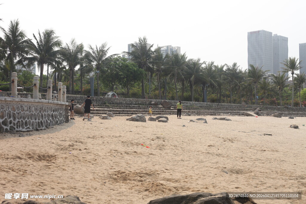 湛江沙滩风光 远处高楼与椰树