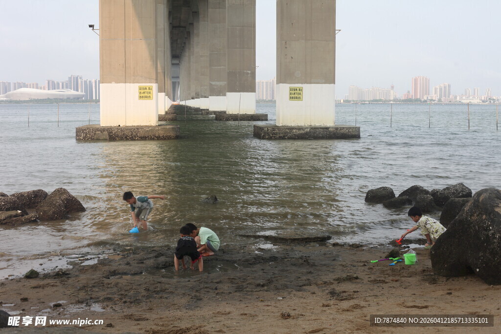 湛江桥下浅滩处人们嬉戏场景