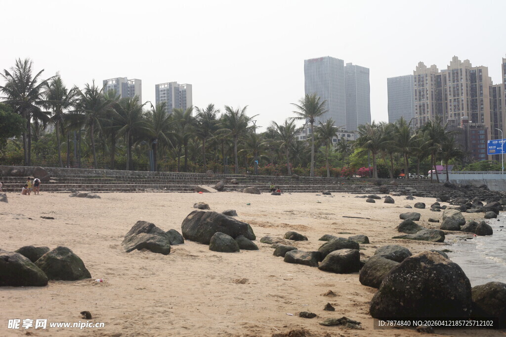 湛江沙滩礁石旁的城市远景
