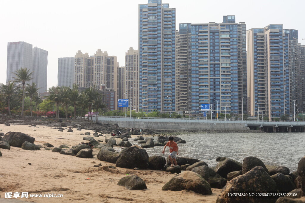 湛江海滨城市的沙滩与高楼