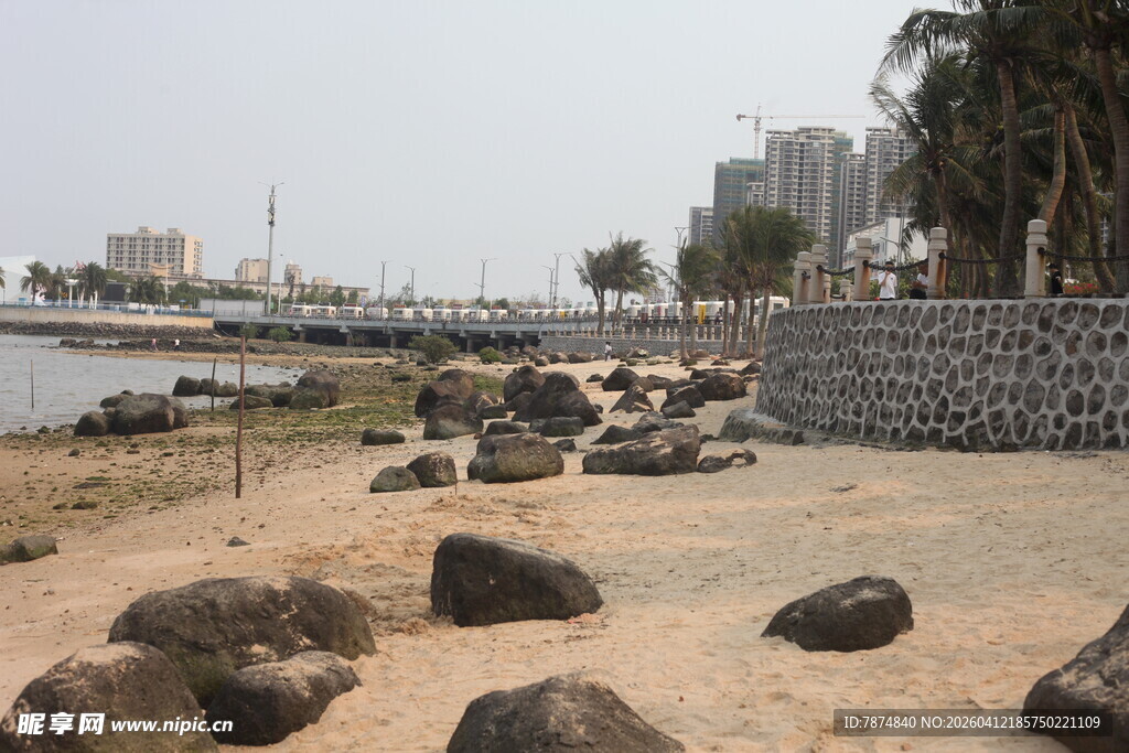 湛江海边沙滩上的散落大石