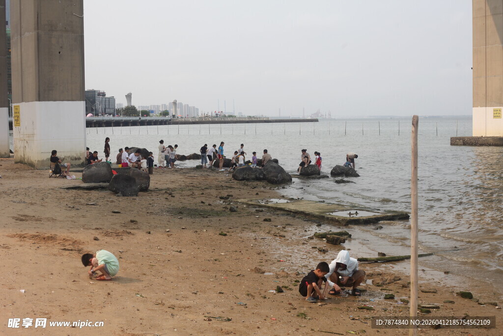 湛江桥下河畔众人休闲场景