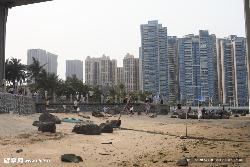 湛江城市旁的开阔沙地场景