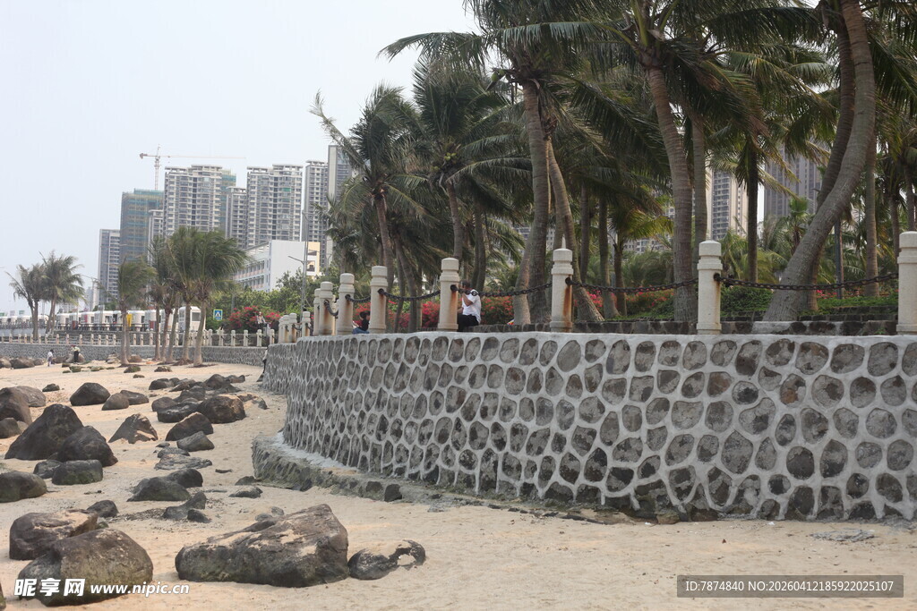 湛江海边石墙与躺卧的岩石