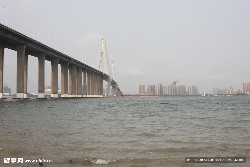 湛江跨海大桥横跨辽阔海面