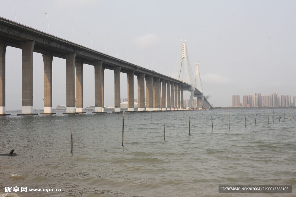 湛江跨海大桥横跨海面