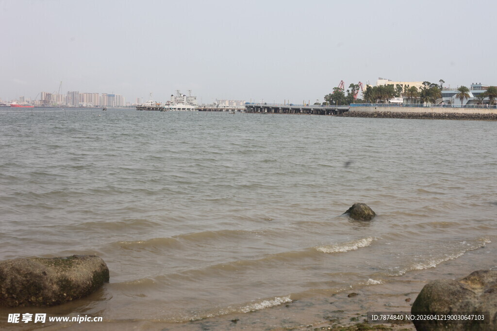 湛江海边景致 近水礁石与远景