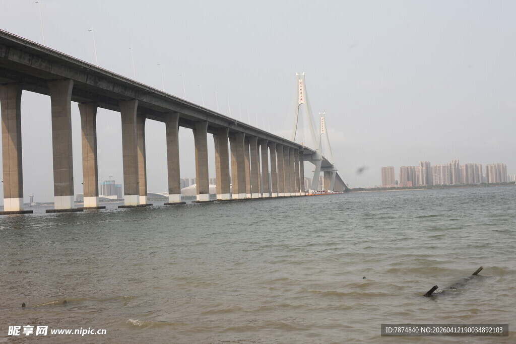 湛江跨海大桥横跨辽阔海面