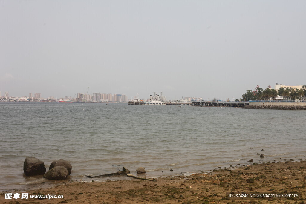 湛江海边沙滩上的陈旧轮胎