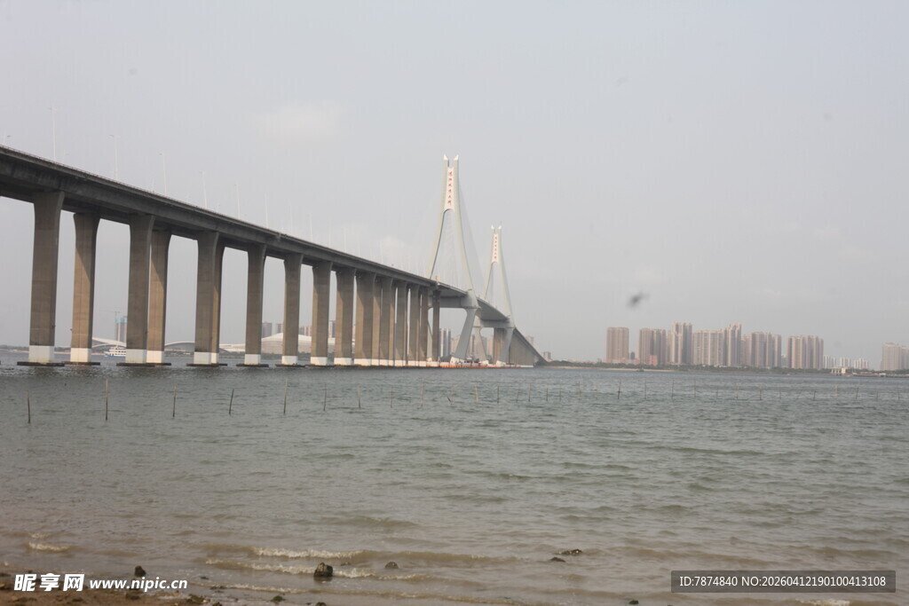 湛江跨海大桥横跨海面景观