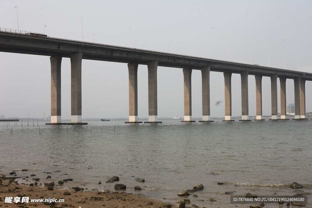 湛江海上长桥横跨水面