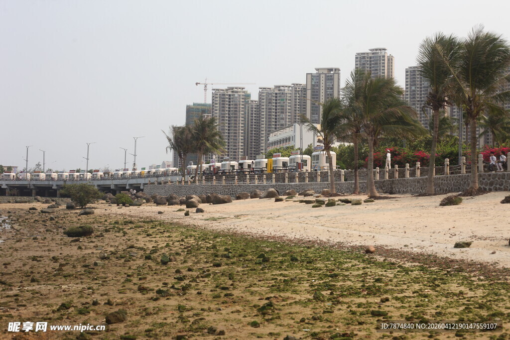 湛江海滨城市沙滩与高楼景观