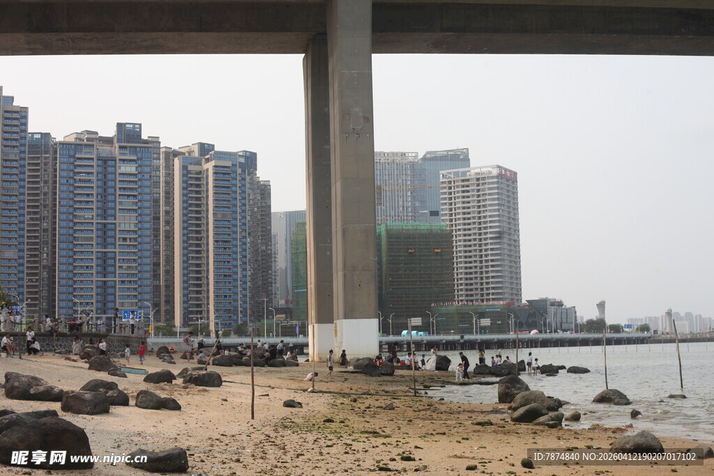 湛江桥下城市海滨风光