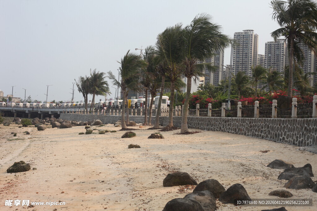 湛江海滨沙滩与远处林立高楼