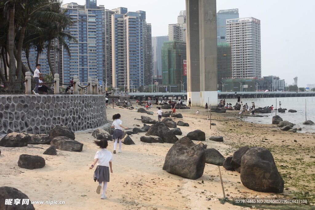 湛江城市岸边儿童漫步场景