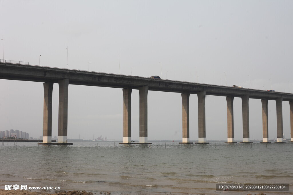 湛江海上长桥横跨水面