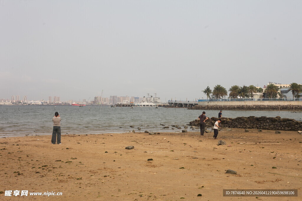 湛江海边沙滩上的休闲场景