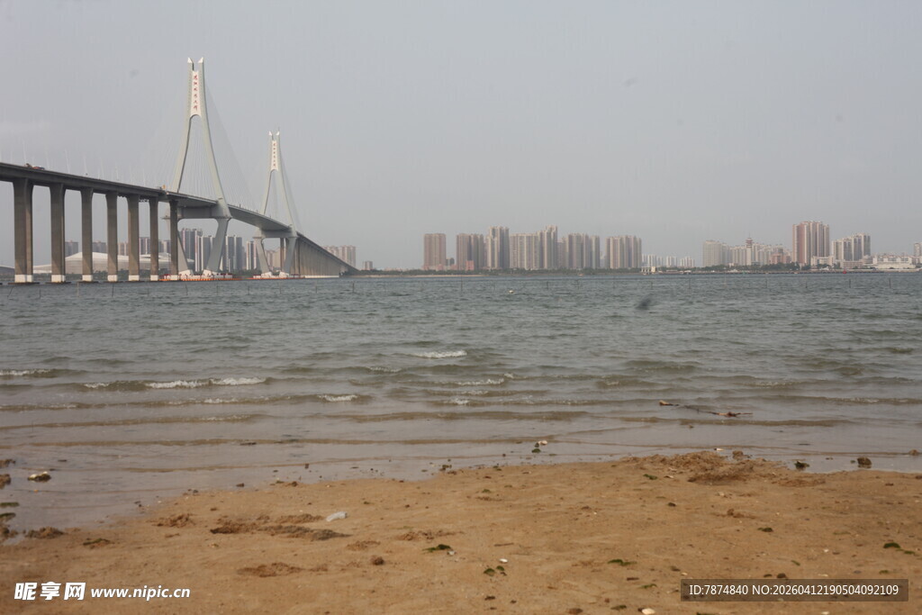 湛江海滨大桥下的宁静沙滩