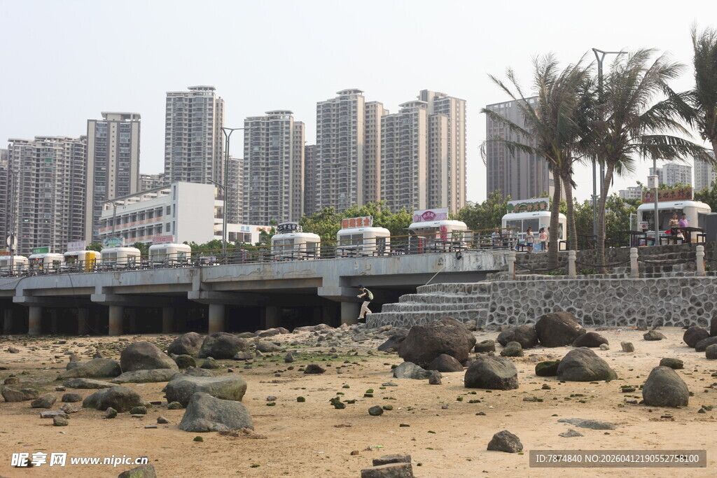 湛江海滨城市风景 沙滩与高楼