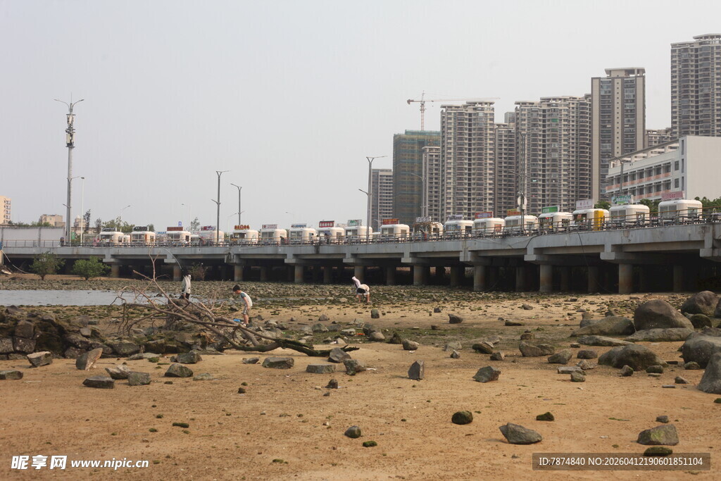 湛江城市边的河岸与沙石景观