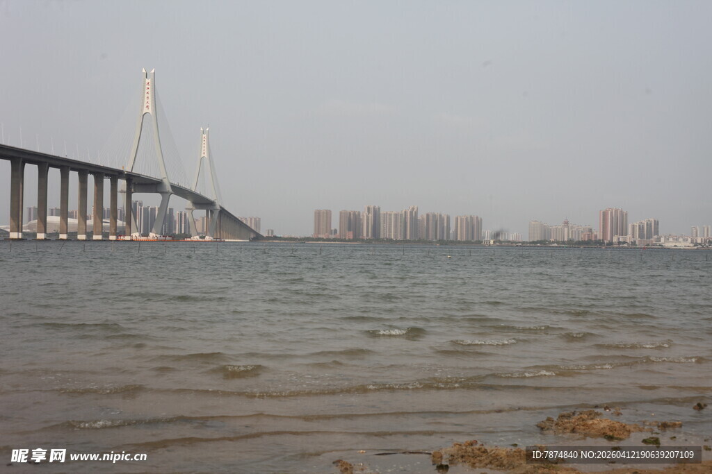湛江海滨大桥与城市远景