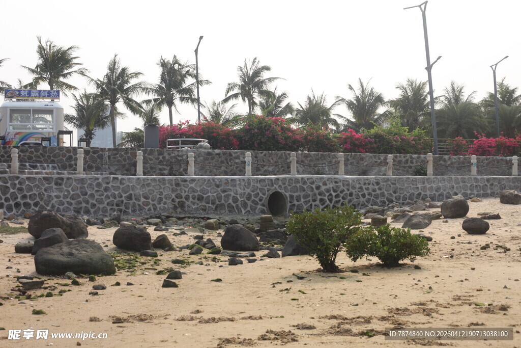 湛江沙滩上的石景与绿植