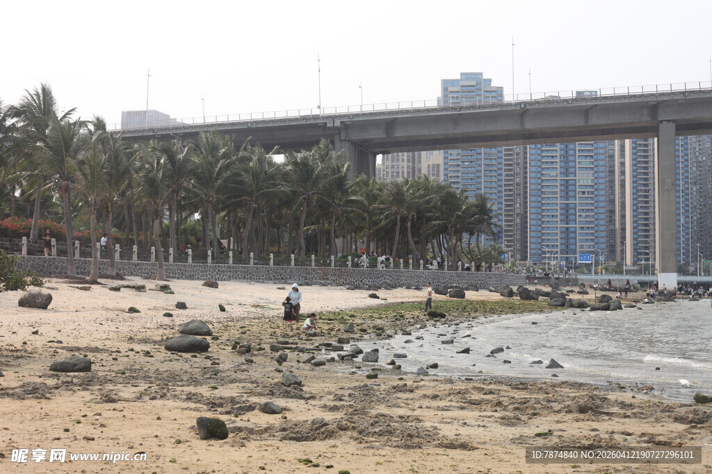 湛江城市海滩边的休闲景象