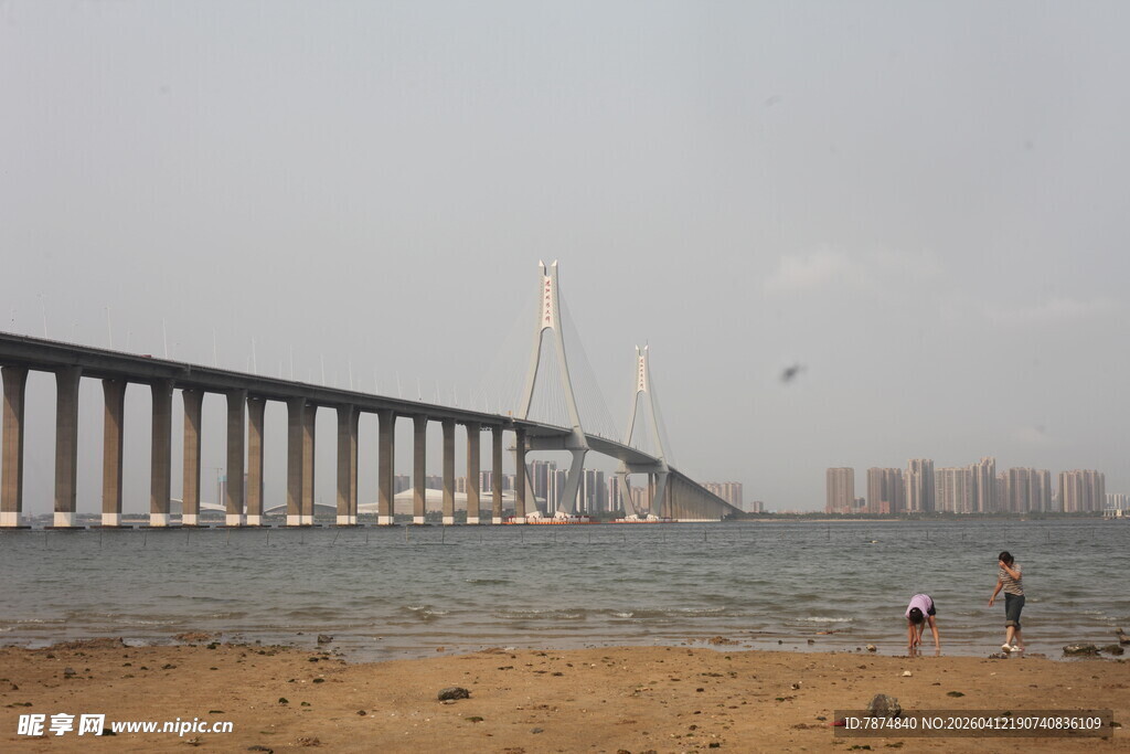 湛江海边大桥下的悠闲场景