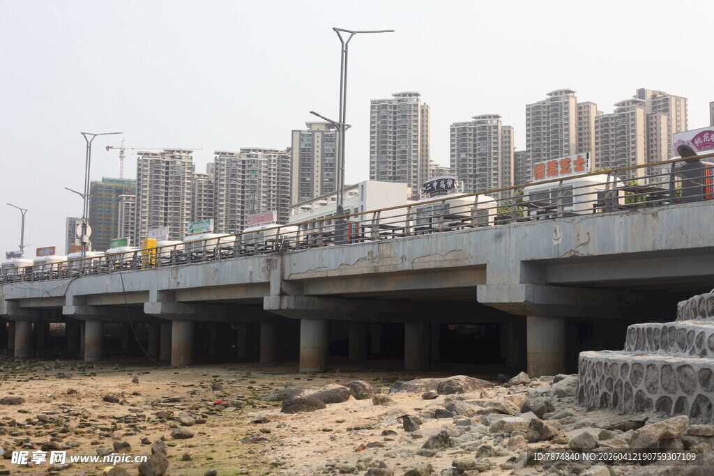 湛江城市高架桥旁的建筑景观